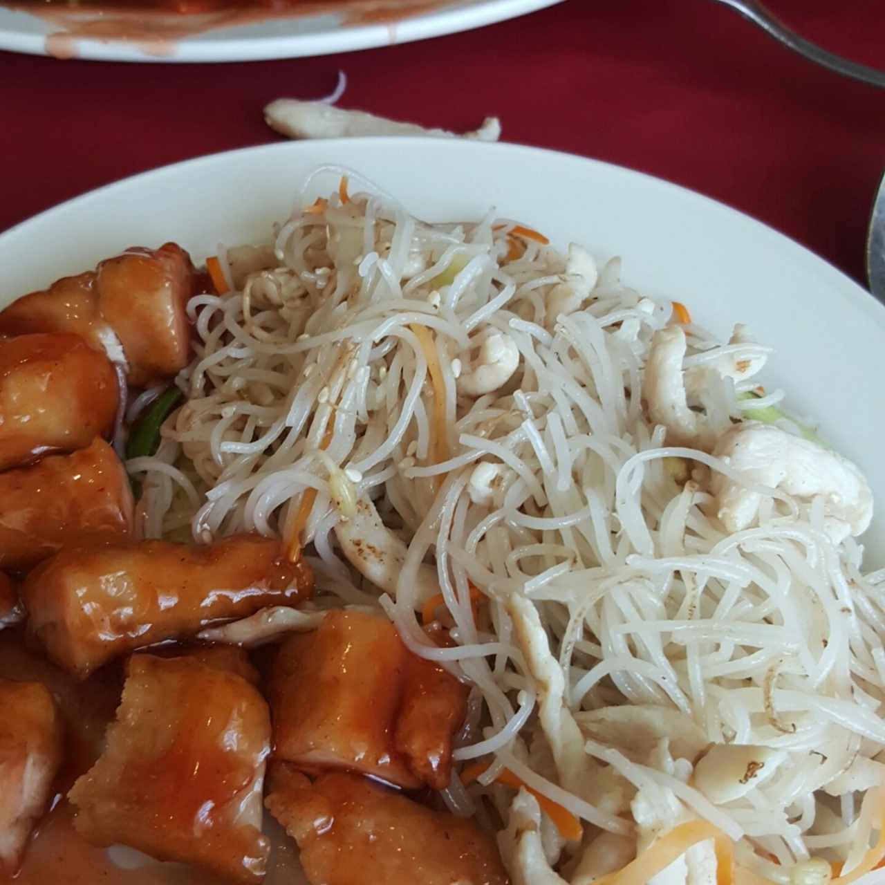 mei fun de pollo con pollo agridulce. 