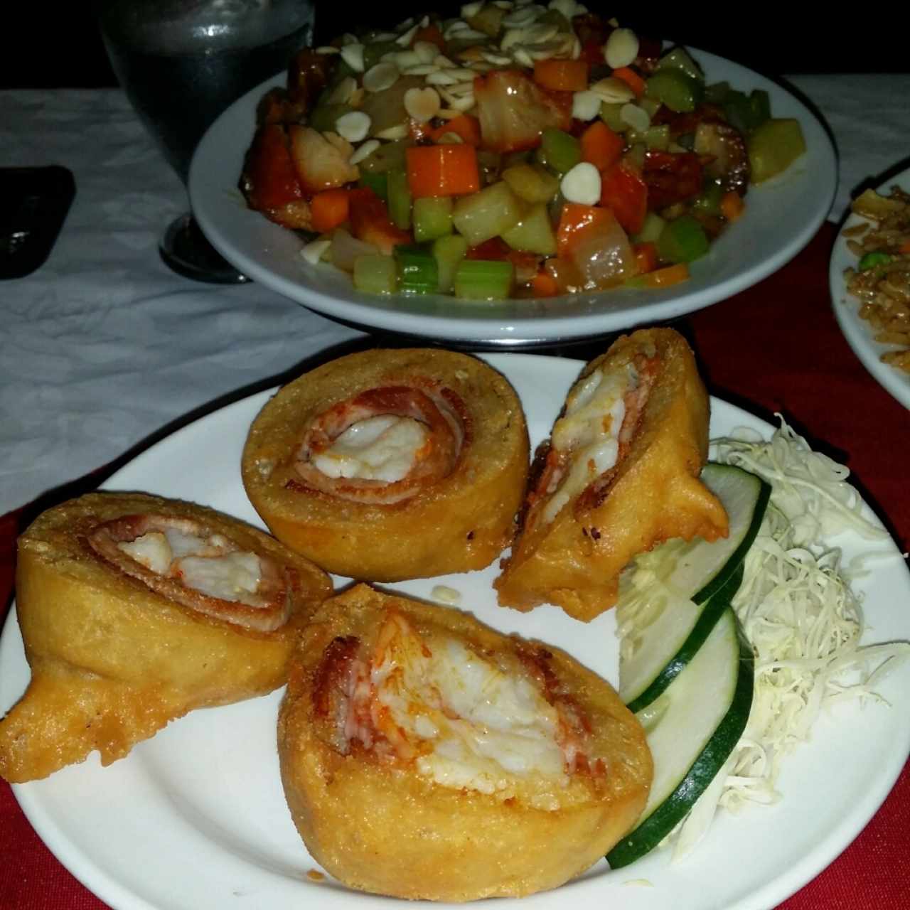 Puerco agridulce con vegetales y debajo Rollitos de camarón 💙