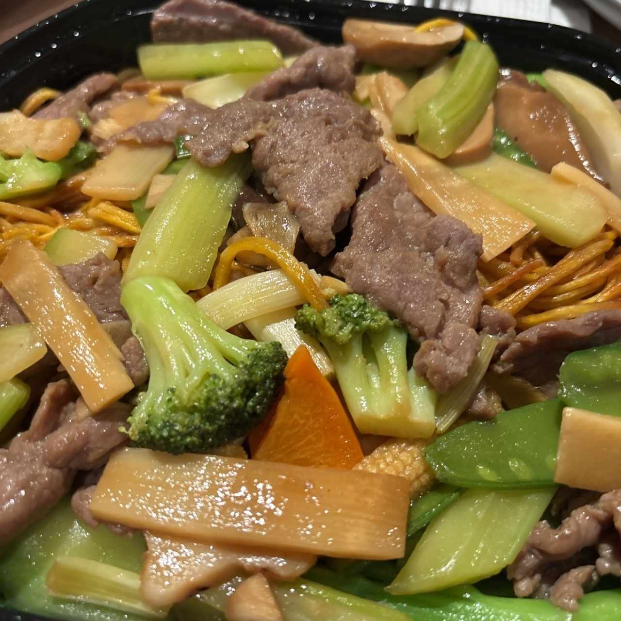 Carne con vegetales y hongos chinos