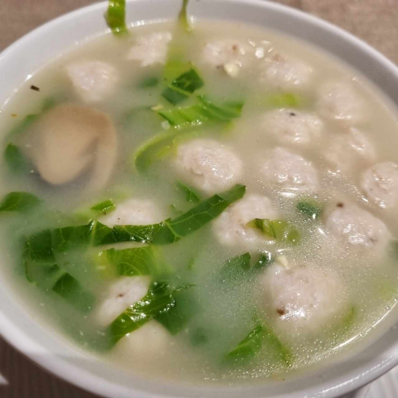 Sopa De Bolas De Pescado Con Vegetales Y Tofu