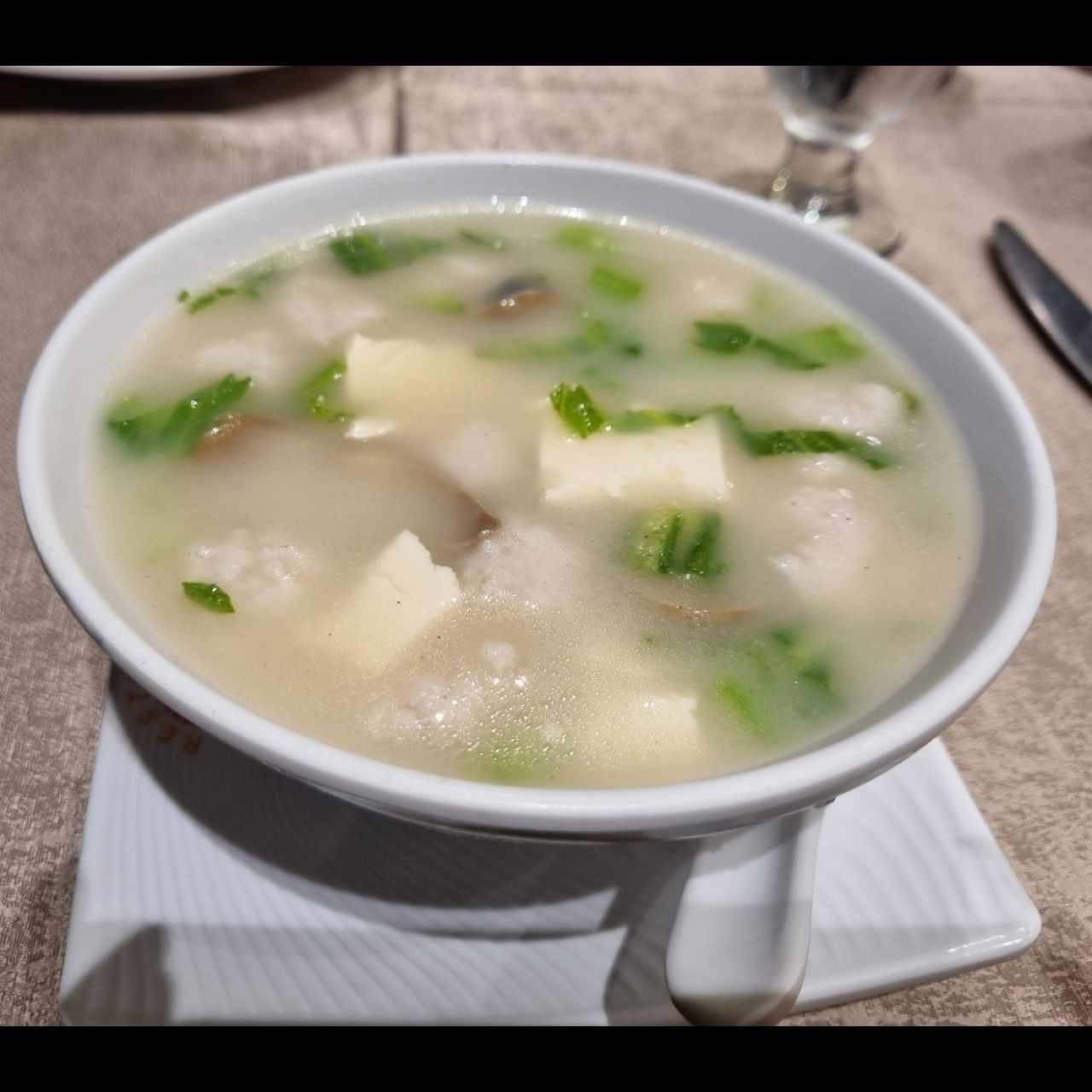 Sopa De Bolas De Pescado Con Vegetales Y Tofu