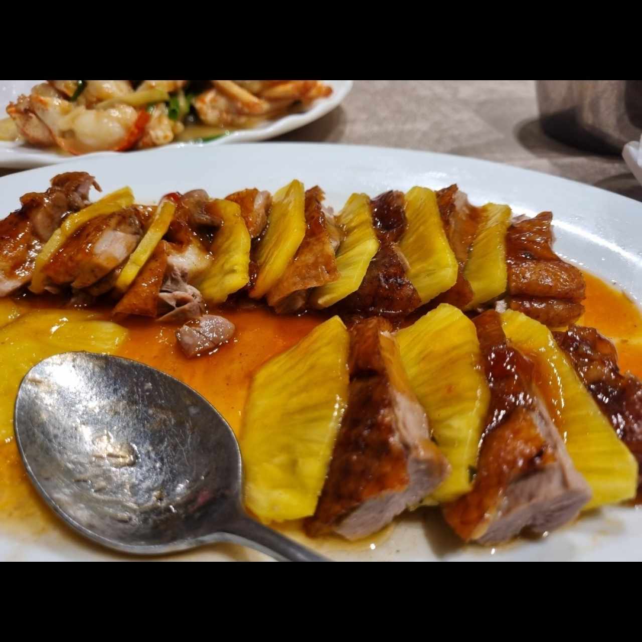 Pato deshuesado con piña
