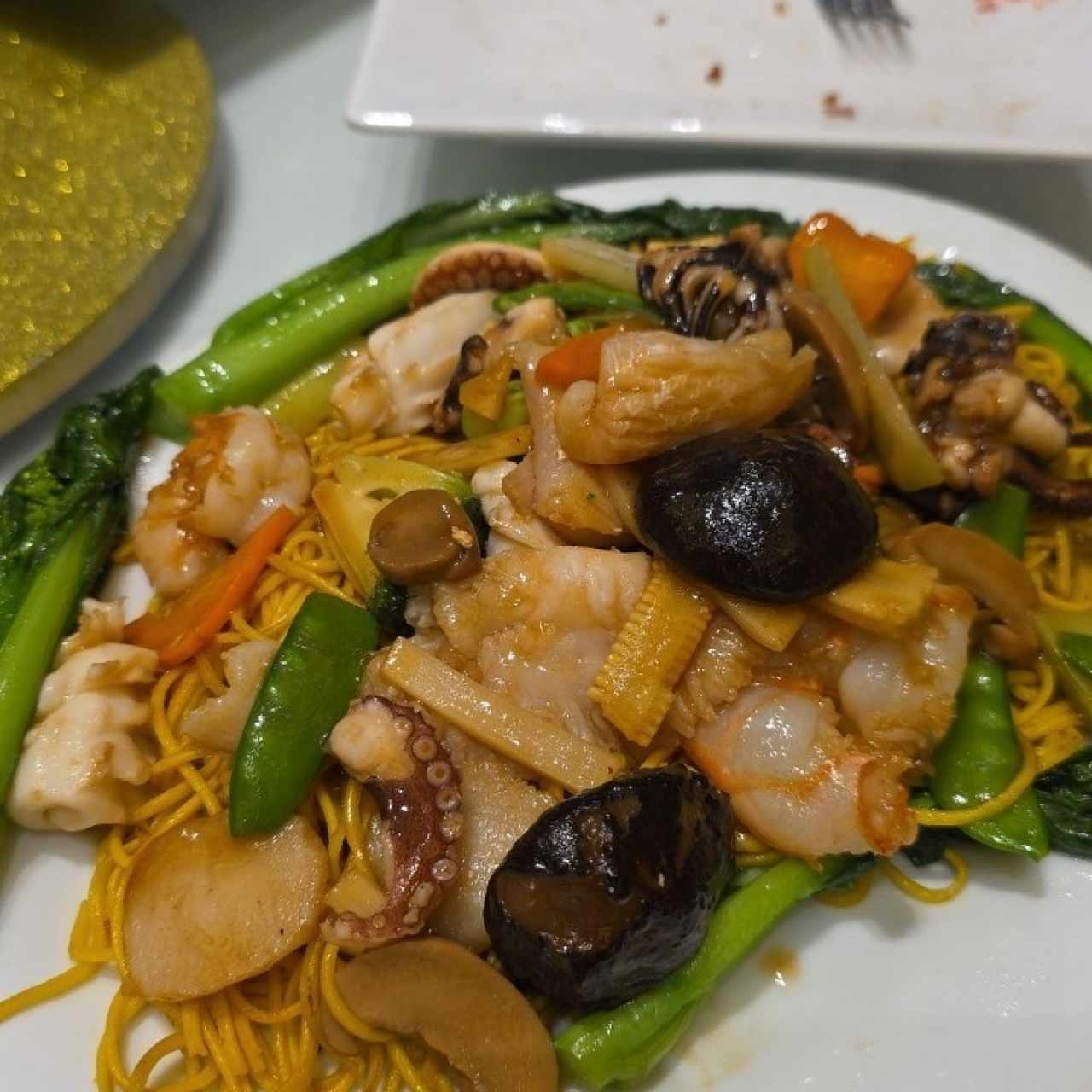Chow mein estilo chino con mariscos