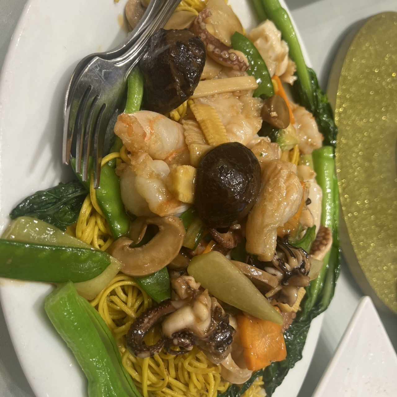 Chow mein estilo chino con mariscos