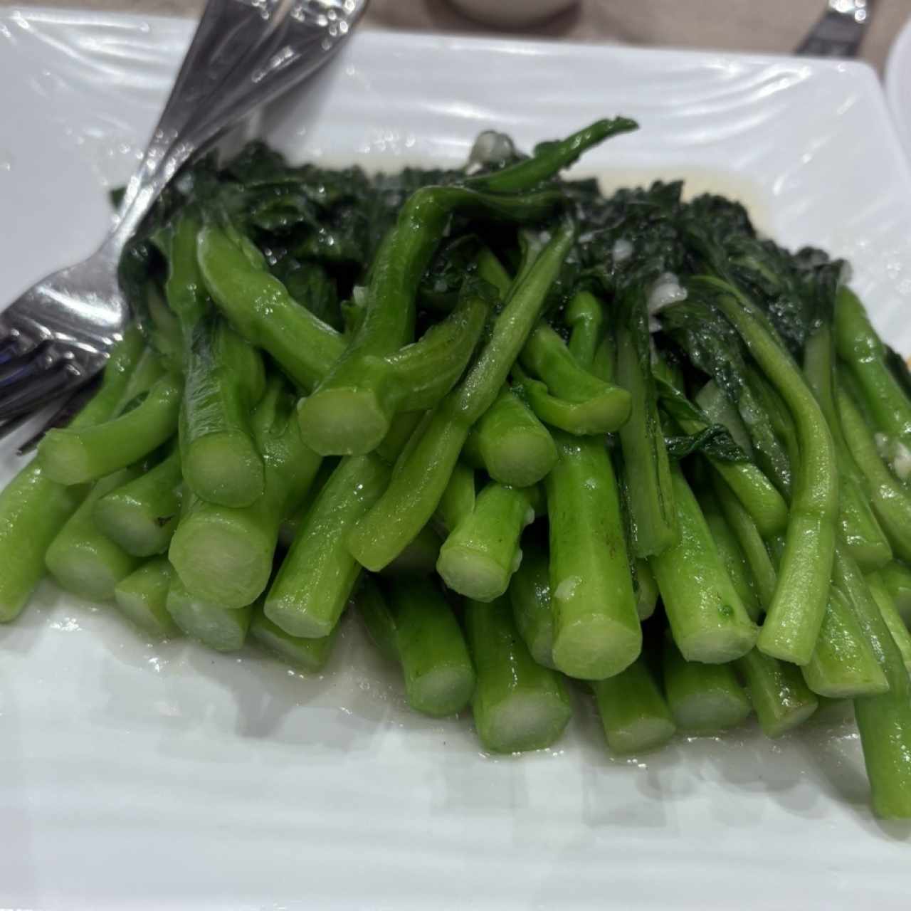 Hoja mostaza en salsa de ajo