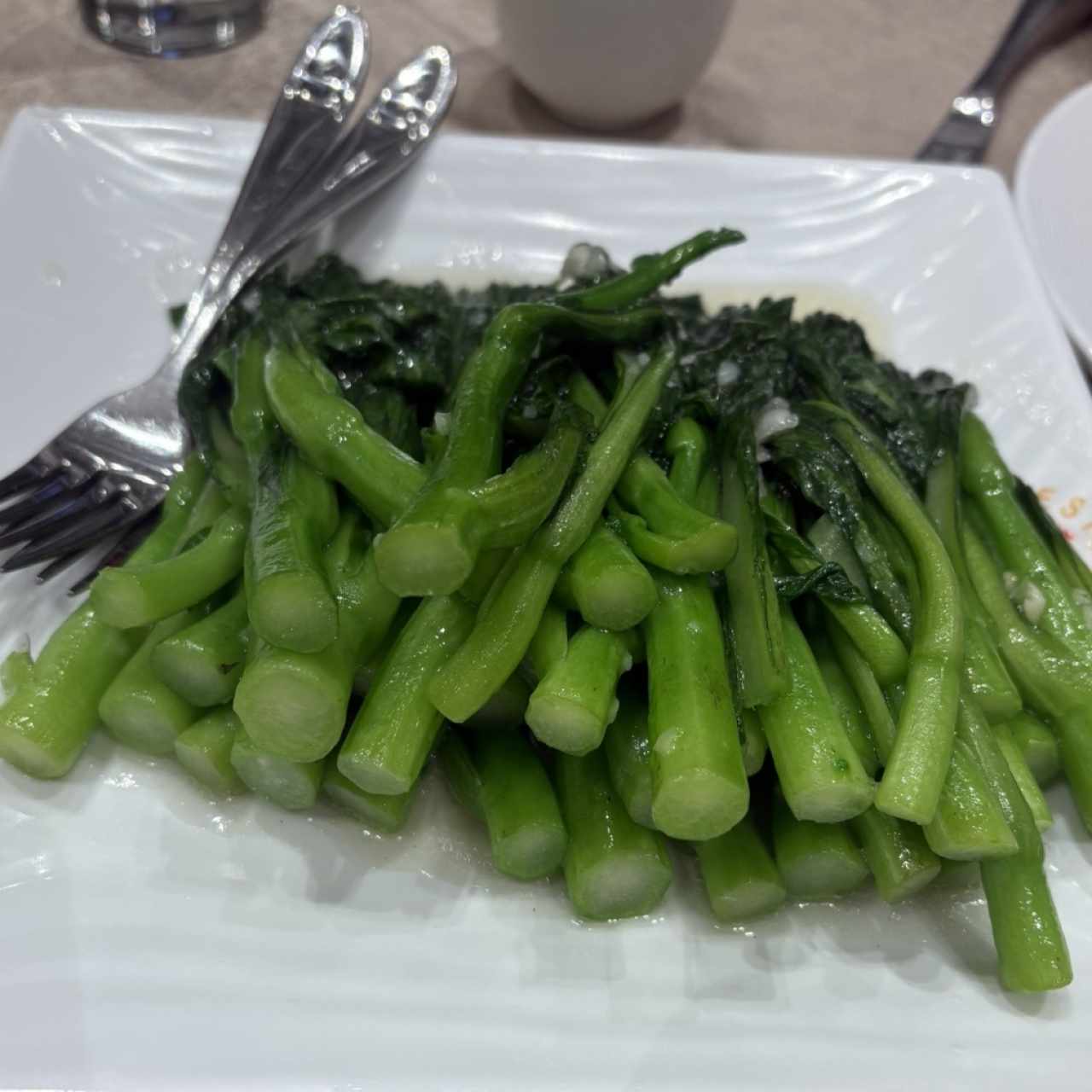 Hoja mostaza en salsa de ajo