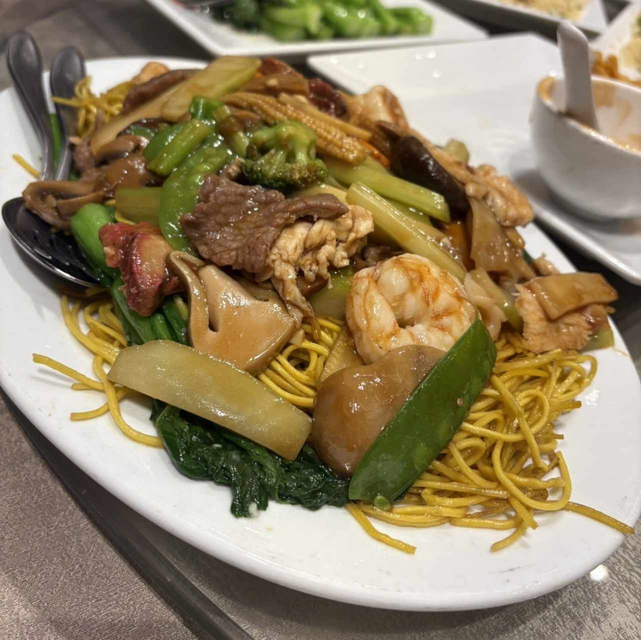 Chow mein estilo chino con mariscos