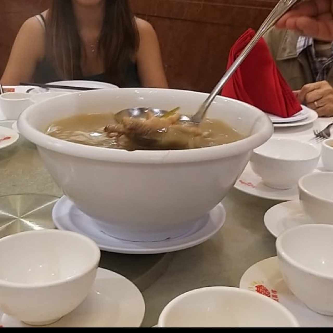 sopa del dia con zanahoria y patita de pollo.