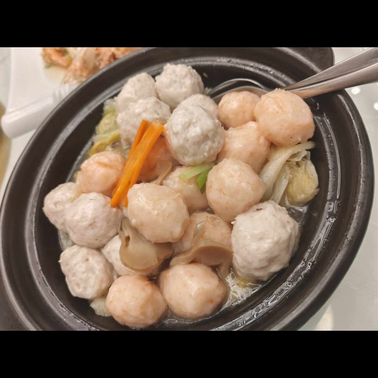 Cacerola de bolitas de pescado y bolitas de camarón 