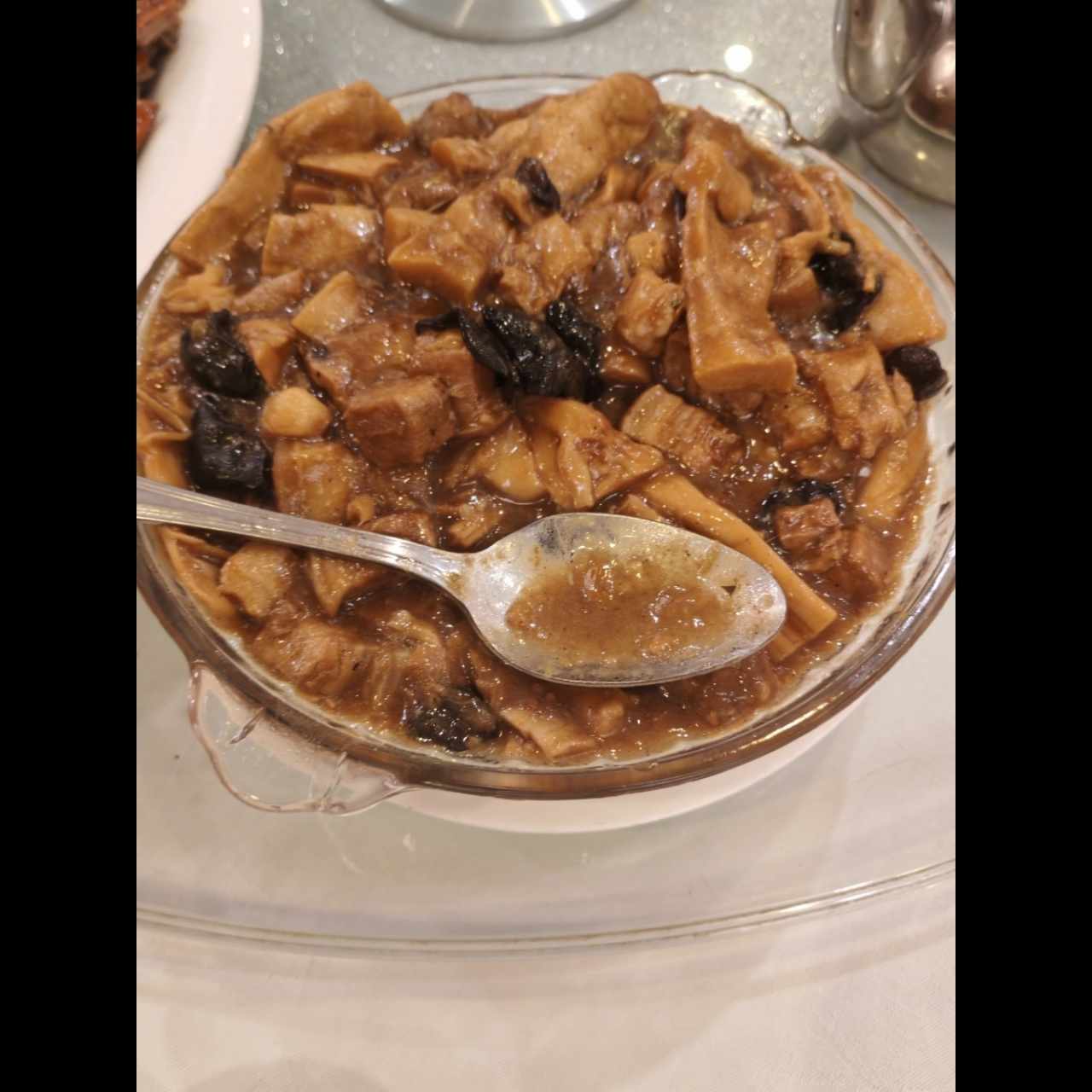 Puerco guisado con bambú y algas