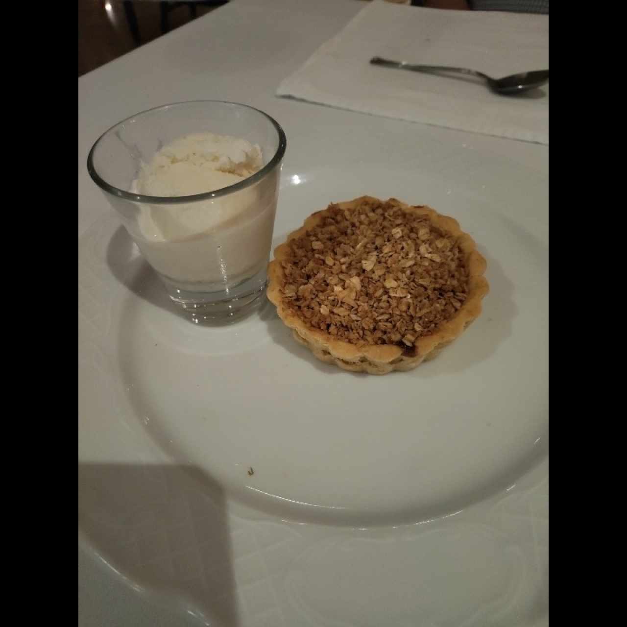 Pastel de nuez con helado de vainilla