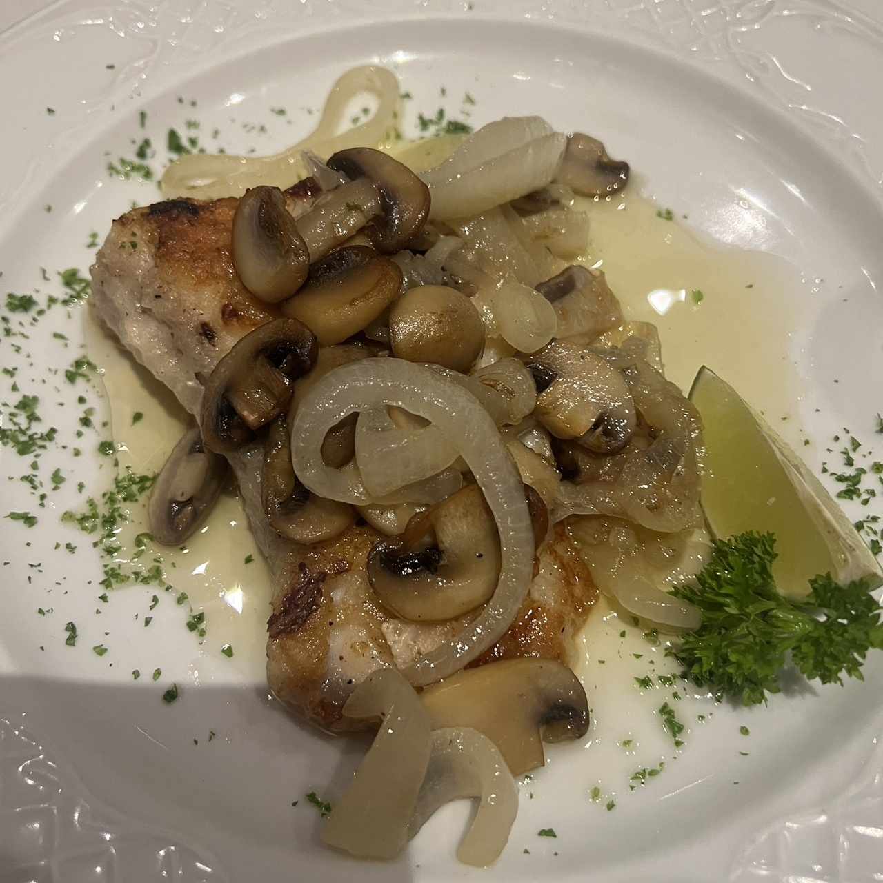 Mero Salteado con Hongos y Cebolla