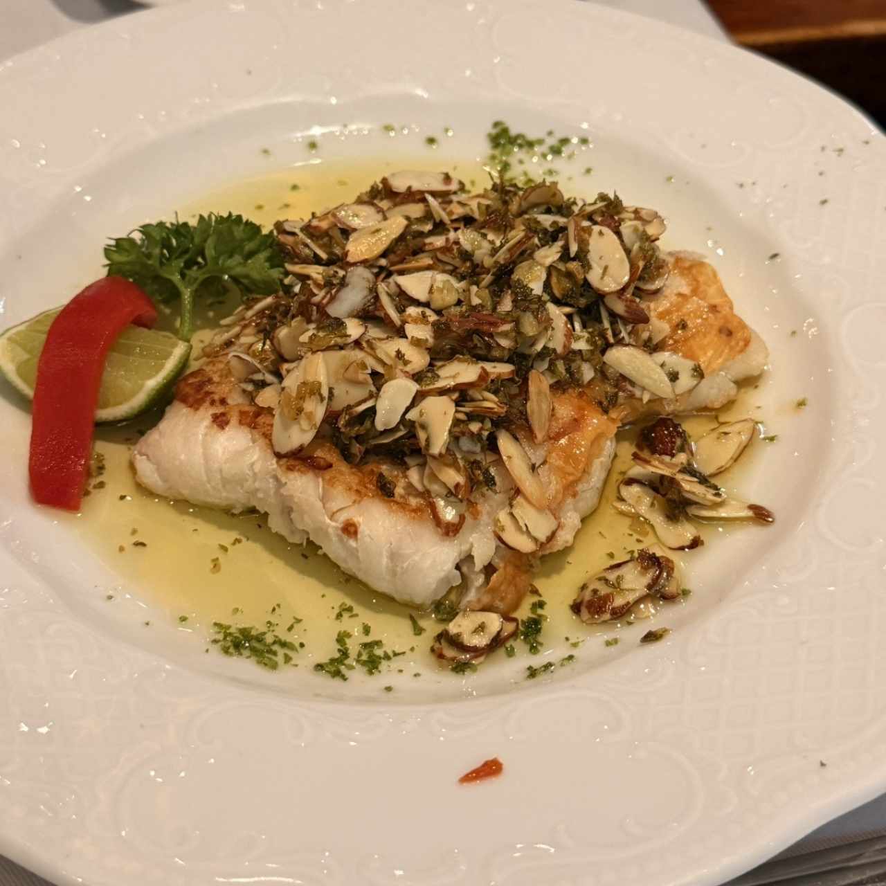 Corvina Salteada con Almendras y Ajo