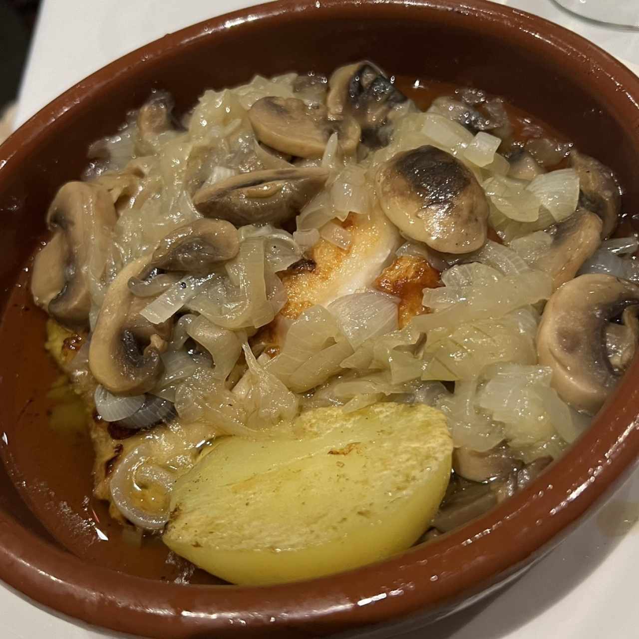 Mero Salteado con Hongos y Cebolla