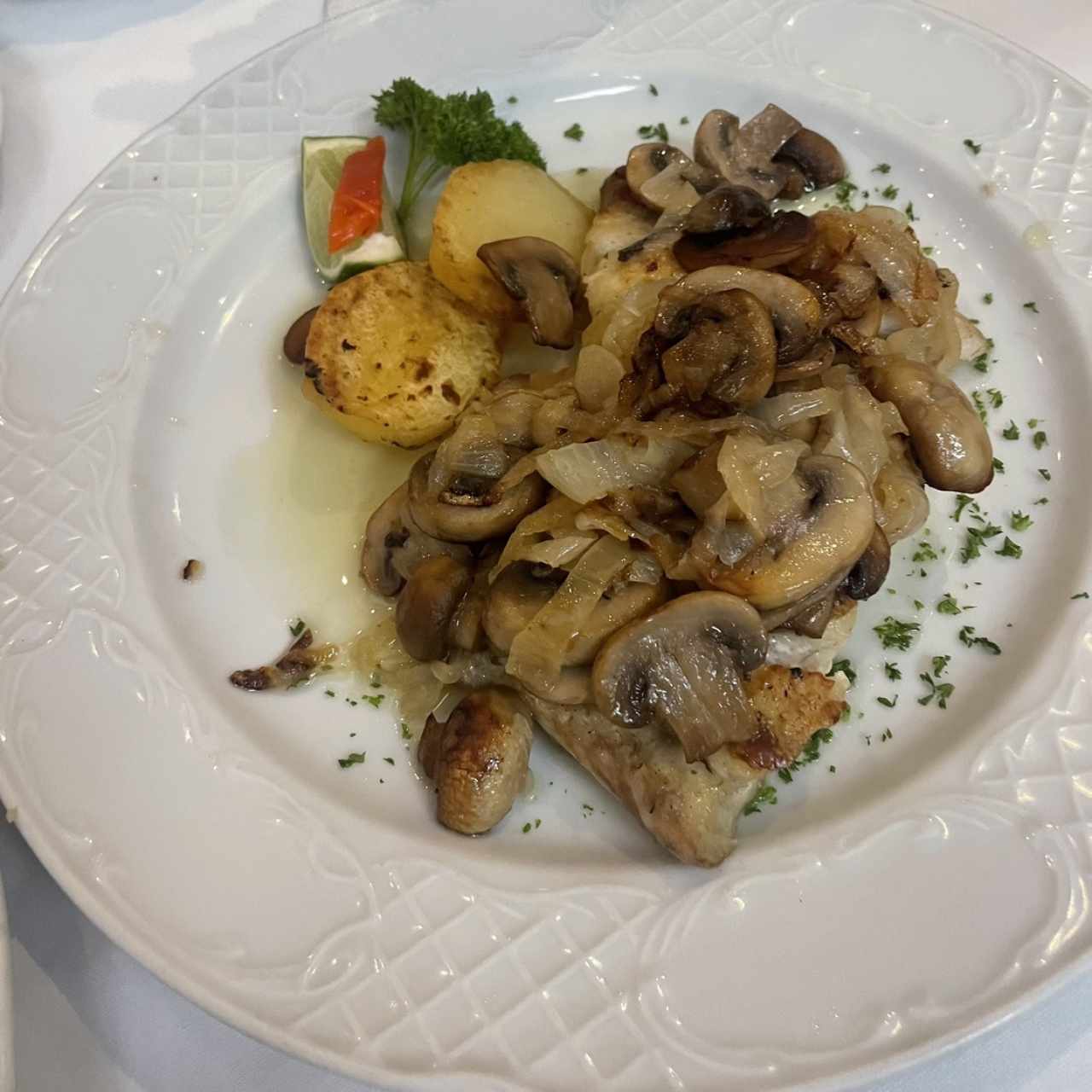 Mero Salteado con Hongos y Cebolla