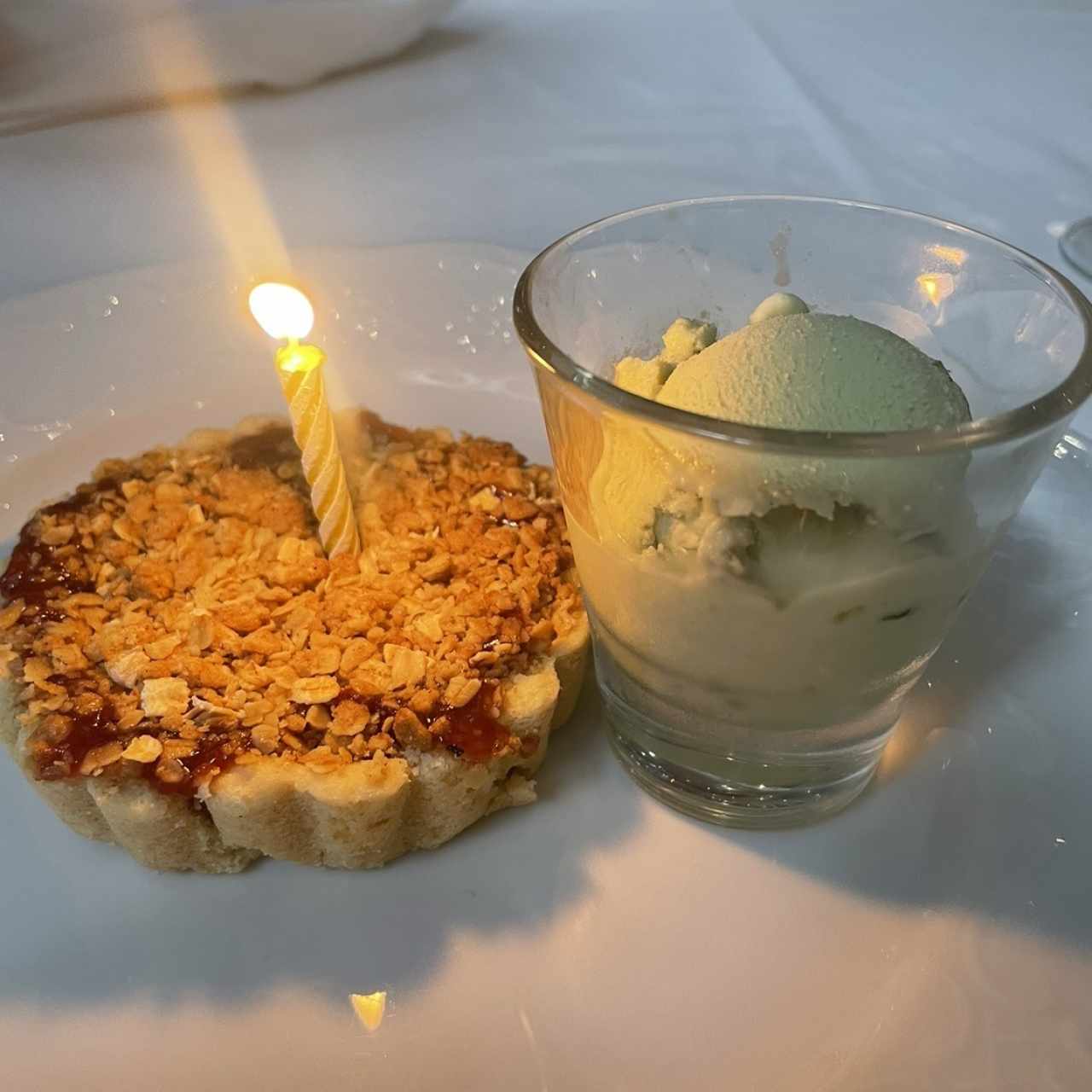 Tartaleta de guayaba y helado de pistacho 