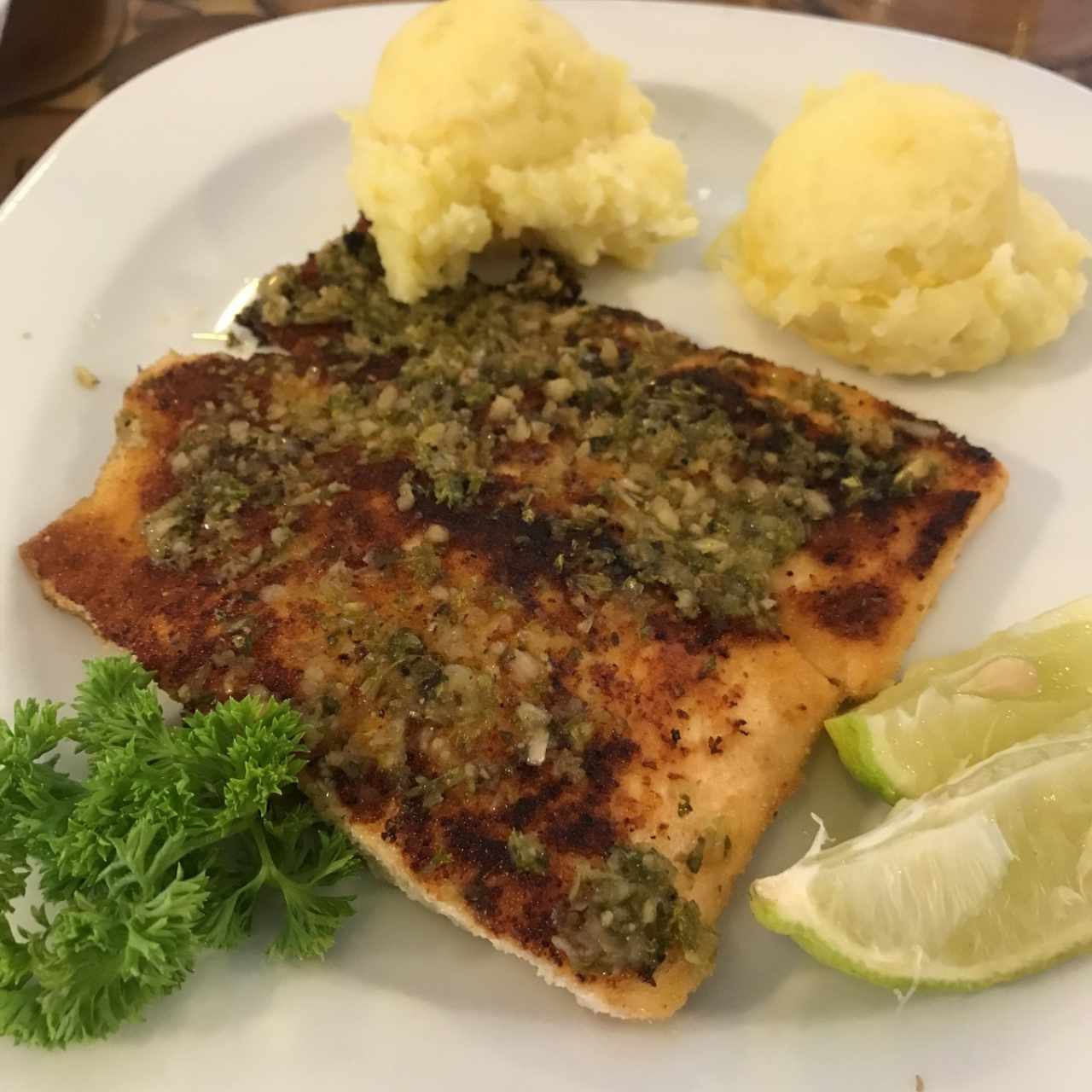 Filete de Salmón en Mantequilla y Perejil