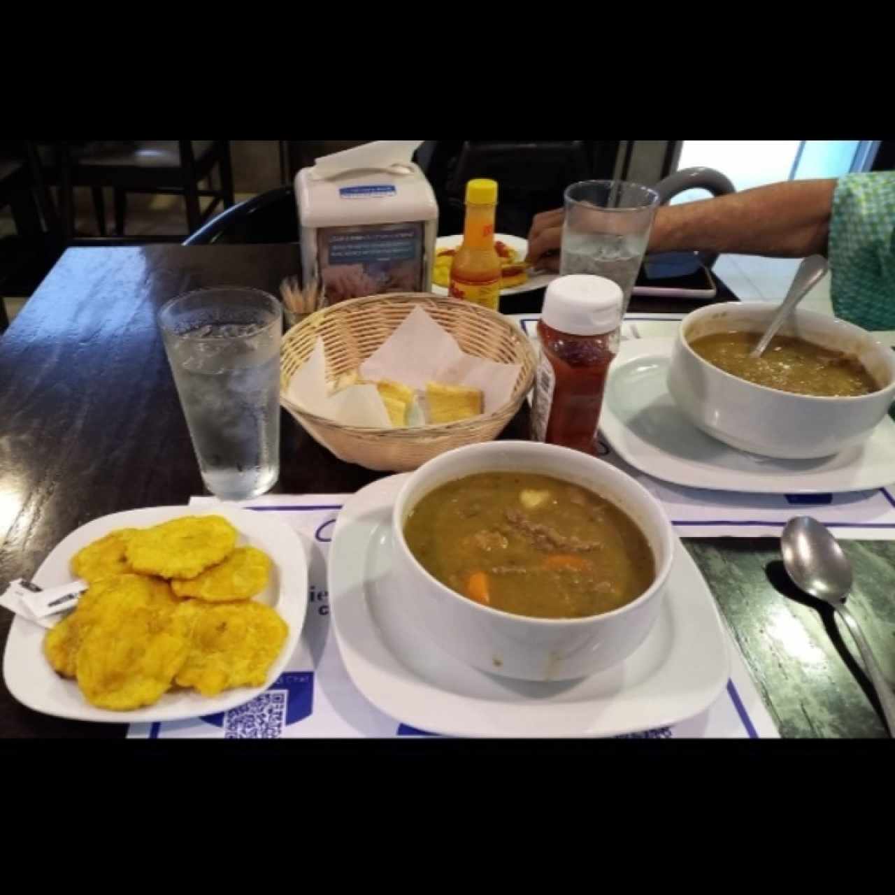 Patacones,  pan de la casa y Sopa Pata y Lenteja y carne