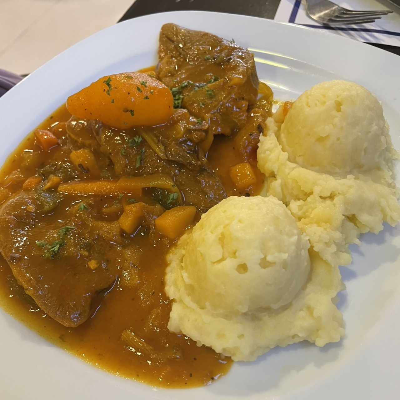 Lengua guisada con pure de papas 