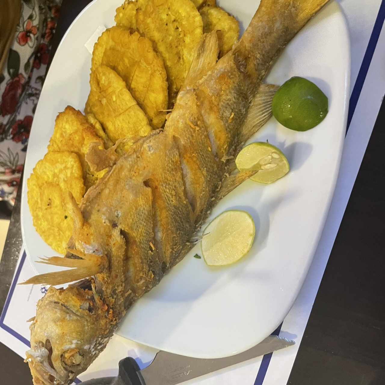 Pescao frito con patacones 