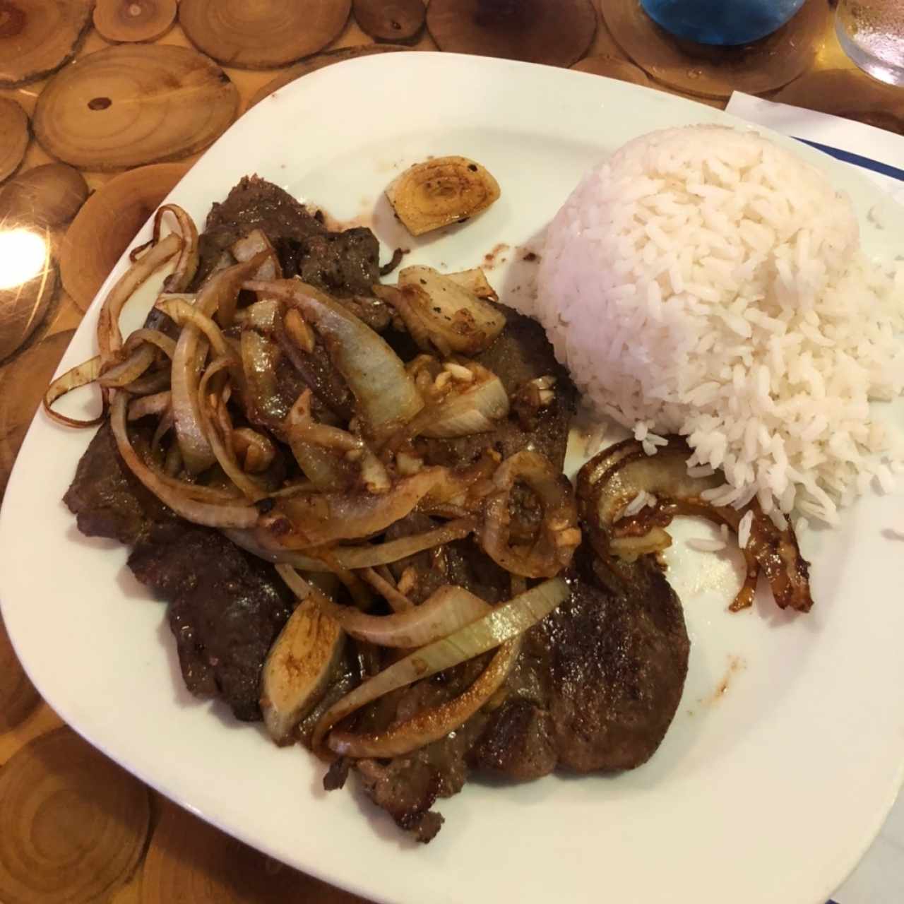 Bistec de hígado con arroz blanco