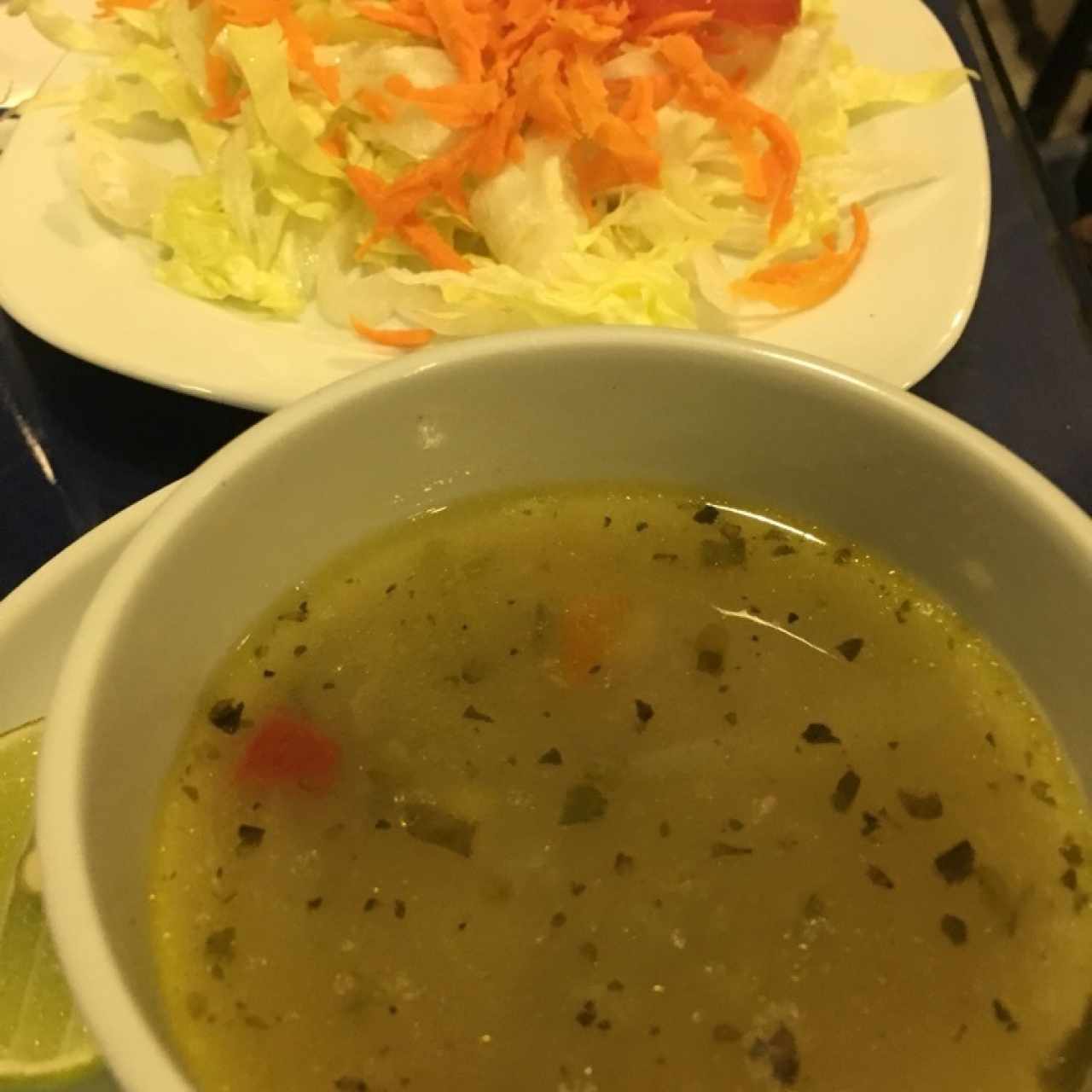 Consome y ensalada de casa