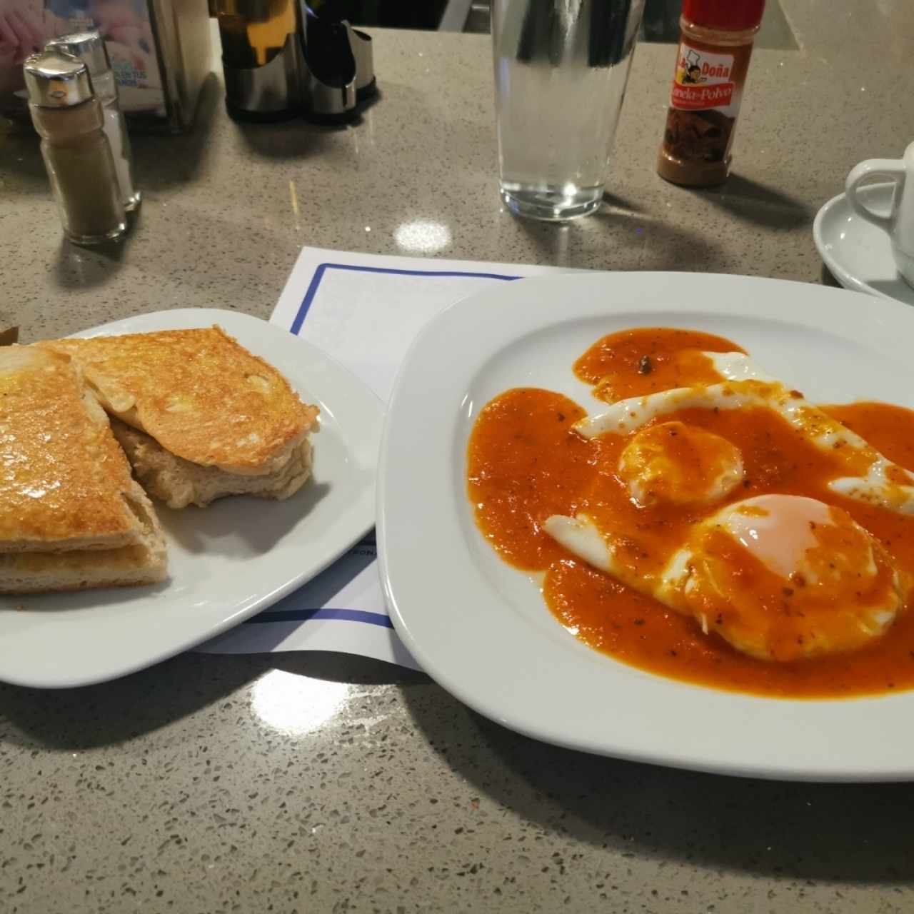 huevos rancheros más tostadas