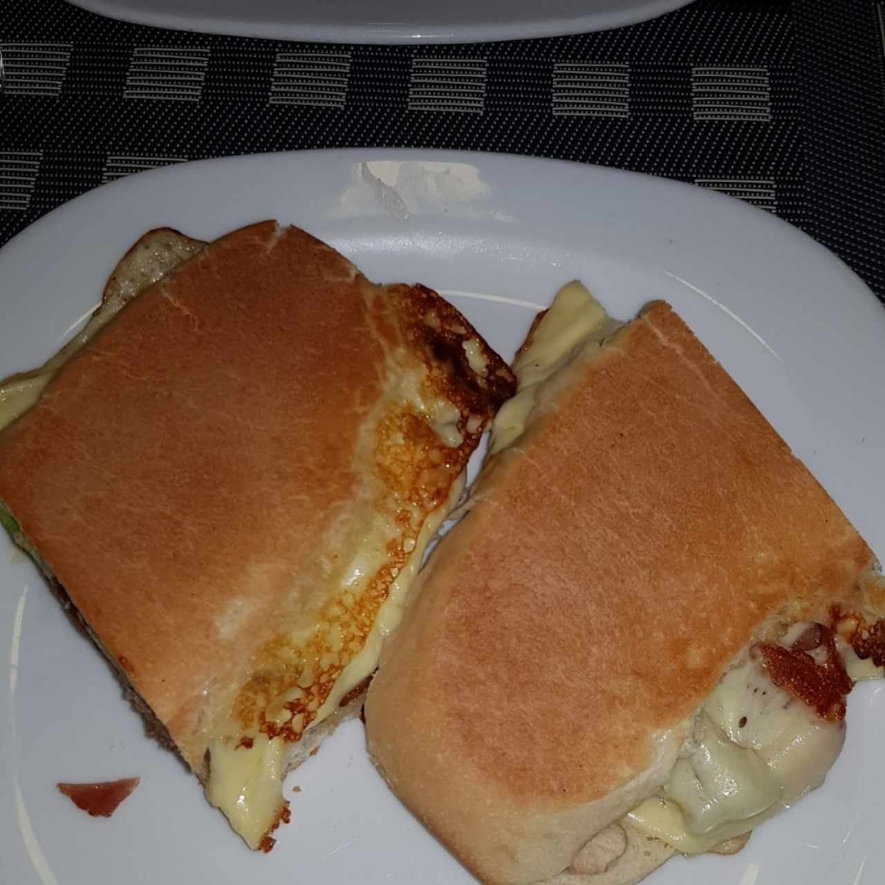 emparedado de filete, mozarella y tocino