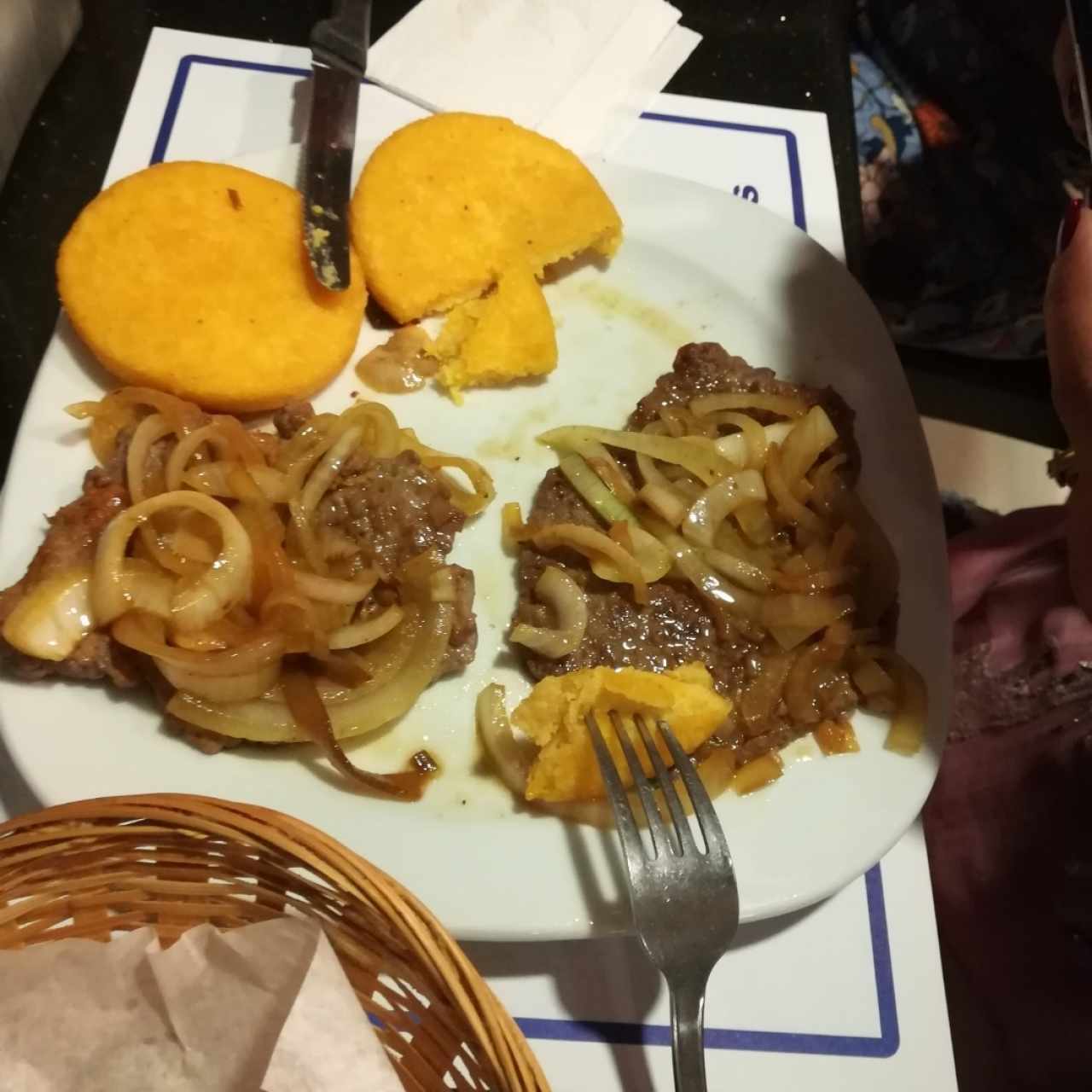 Bistec de Carne encebollado