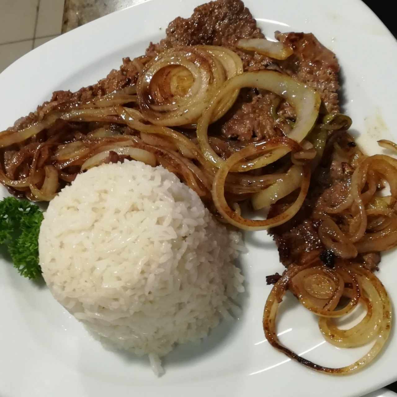 Bistec encebollado c/arroz