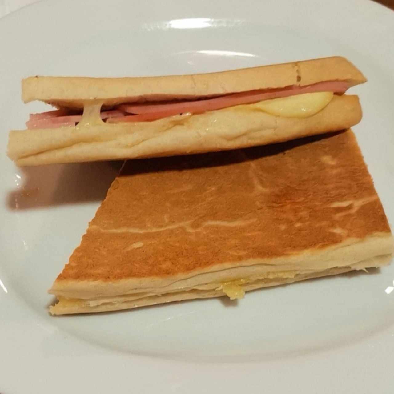 Emparedado Jamón c/mozarella
