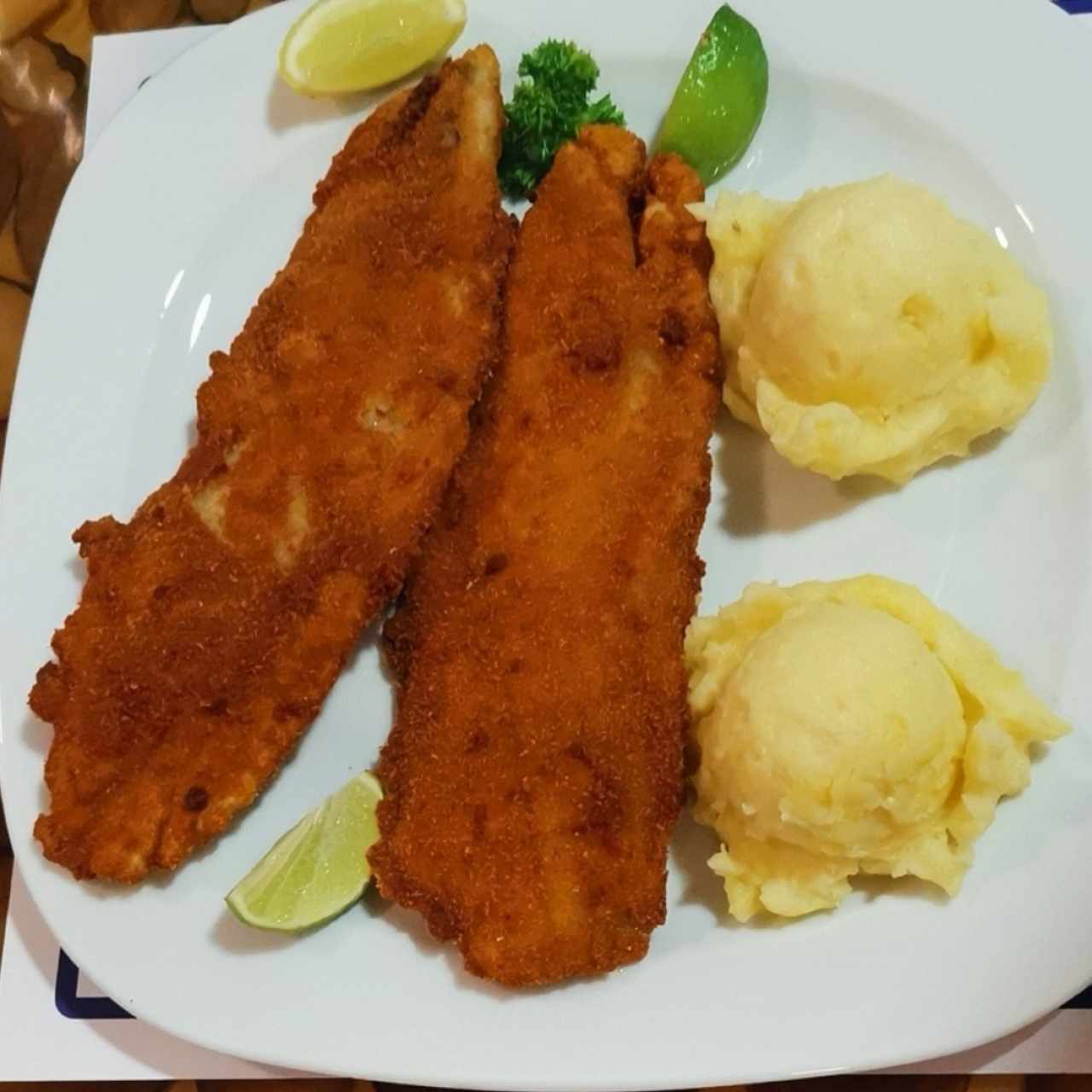 Filete de Corvina Apanada c/puré