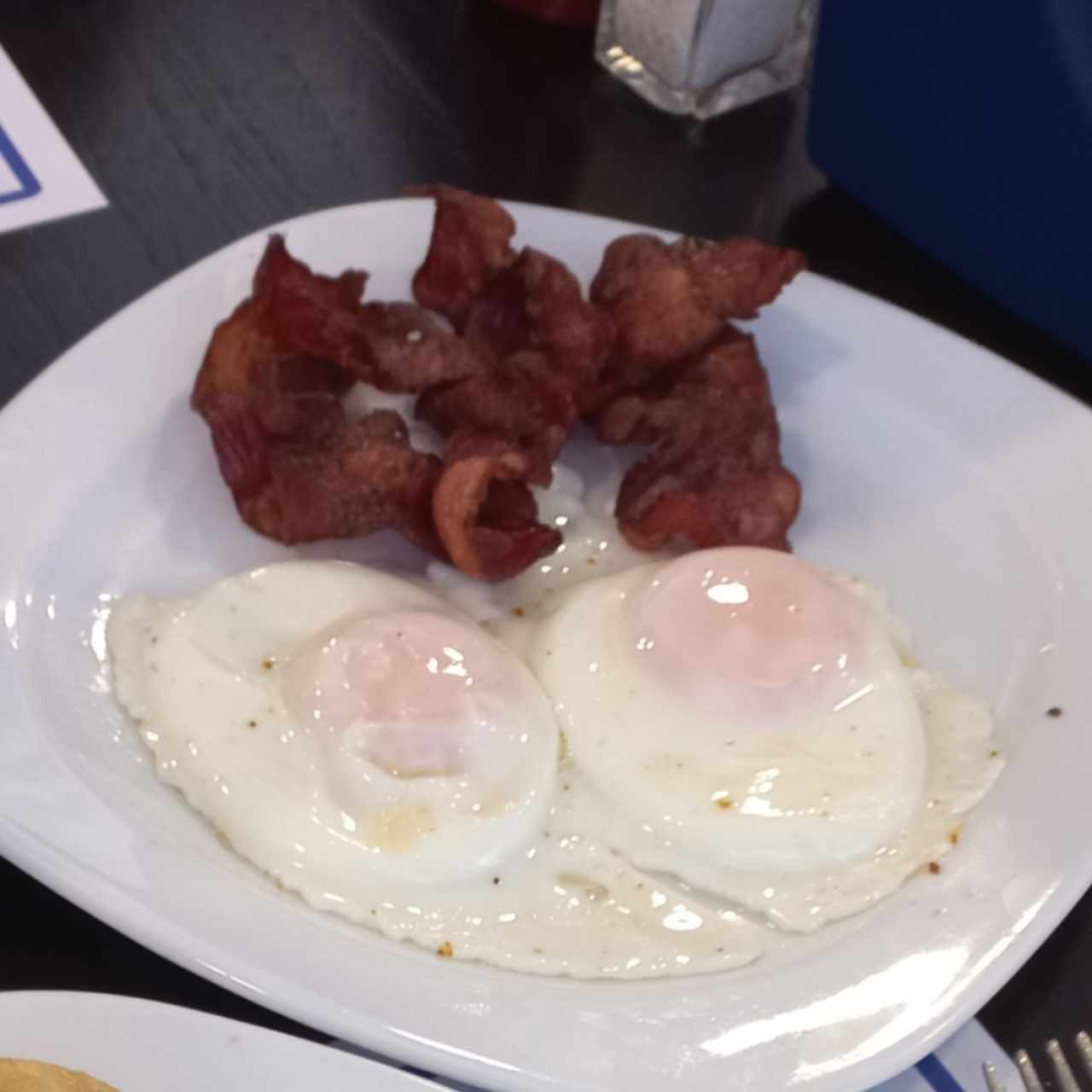 Par de Huevos Fritos con tocino