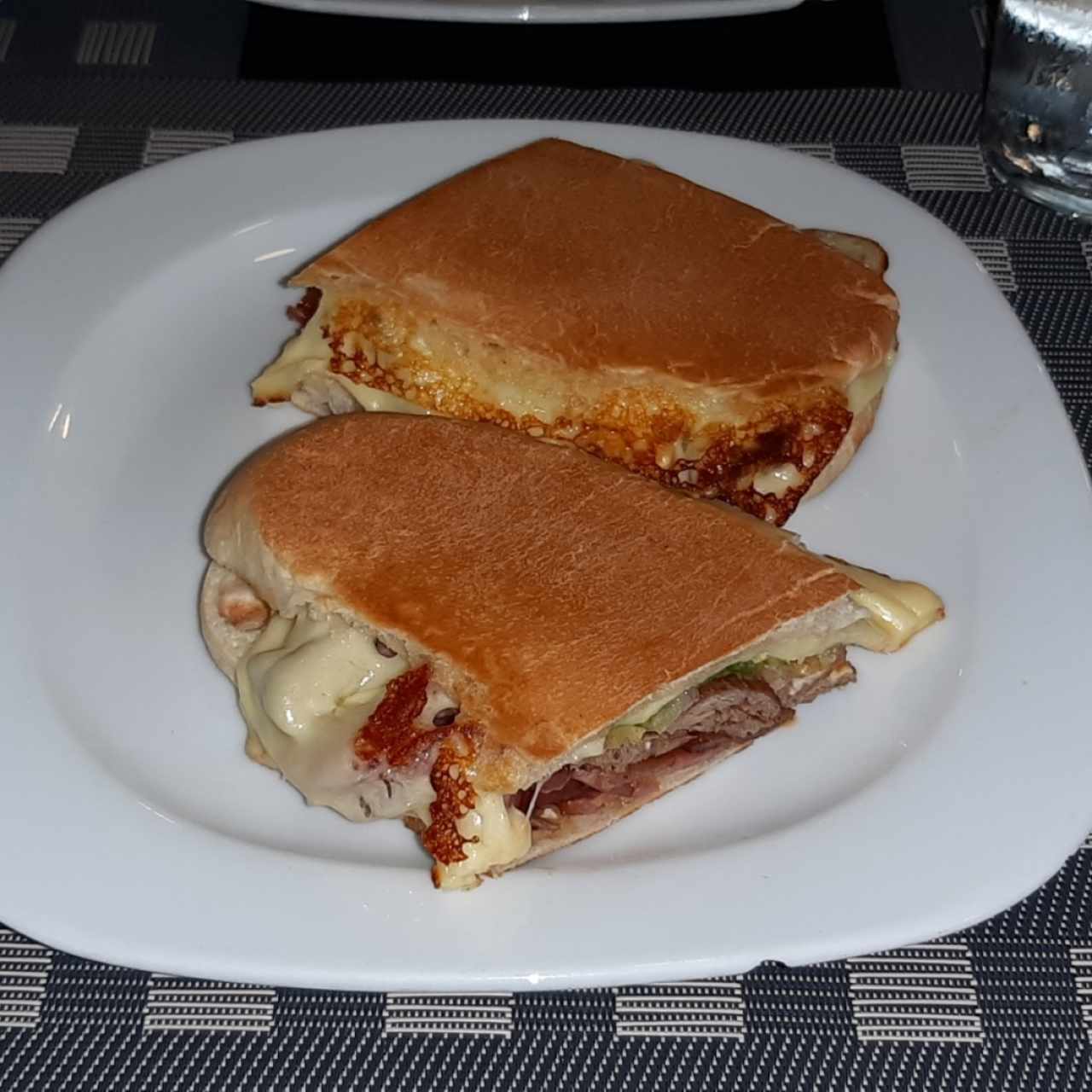 Emparedado de filete, bacon y Mozzarela