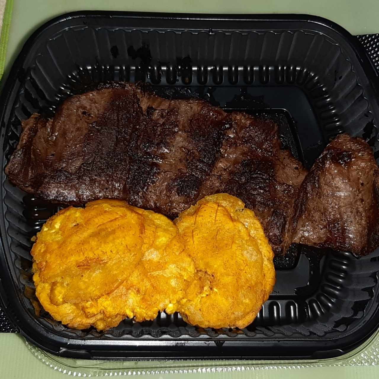 Entraña a la Plancha con Patacones.