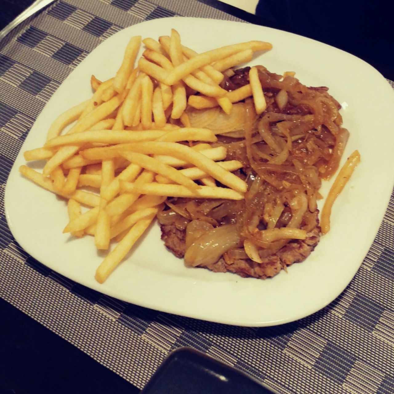 bistec encebollado con papas
