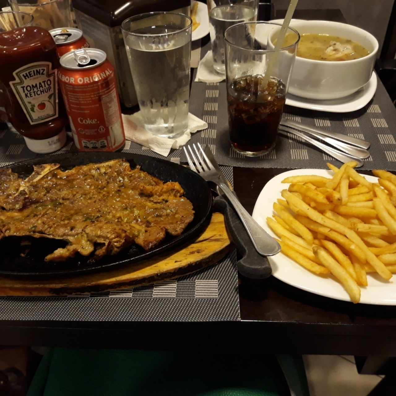 Churrasco acompañado de papas fritas