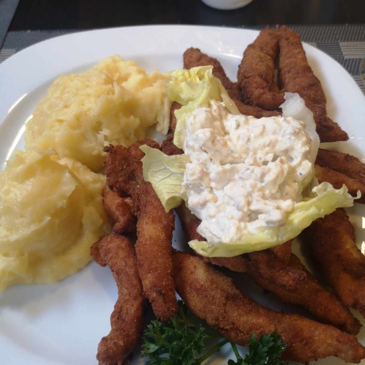 Deditos de corvina acompañado de pure de papas
