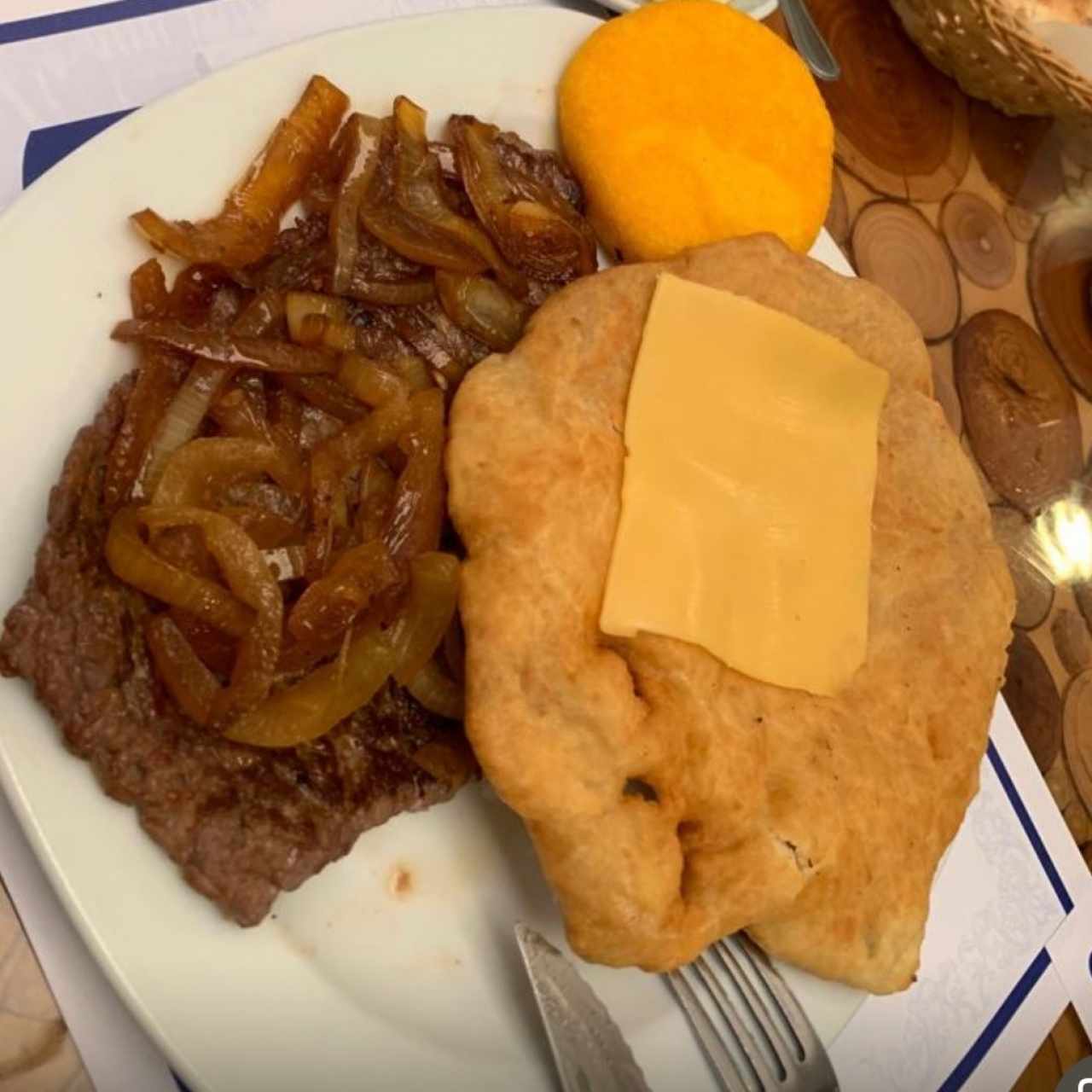 Bistec encebollado con hojaldre