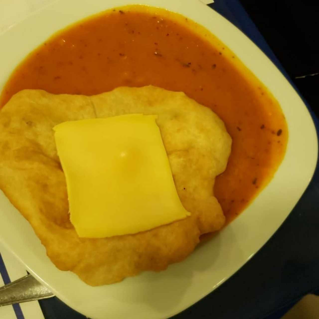 Hojaldre con queso y salsa