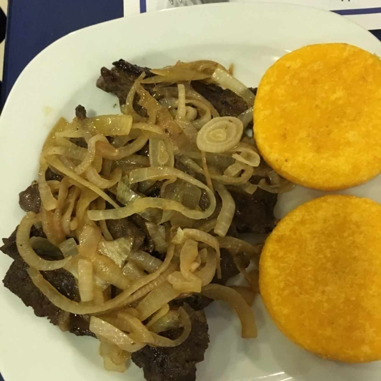 higado encebollado con tortilla de maiz 