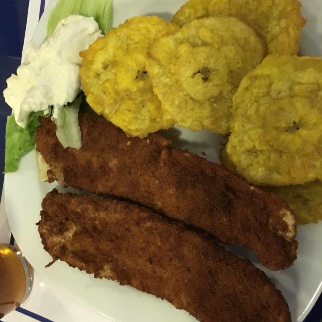 filete de corvina apanado con patacones 