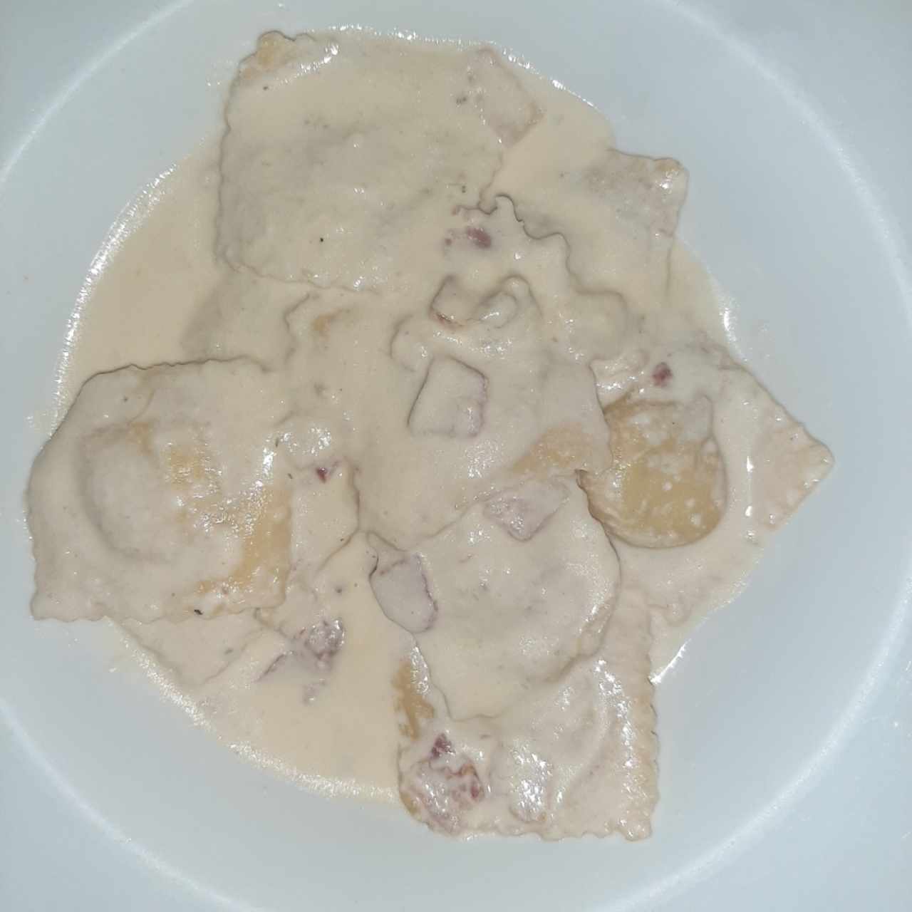Raviolis de carne a la carbonara
