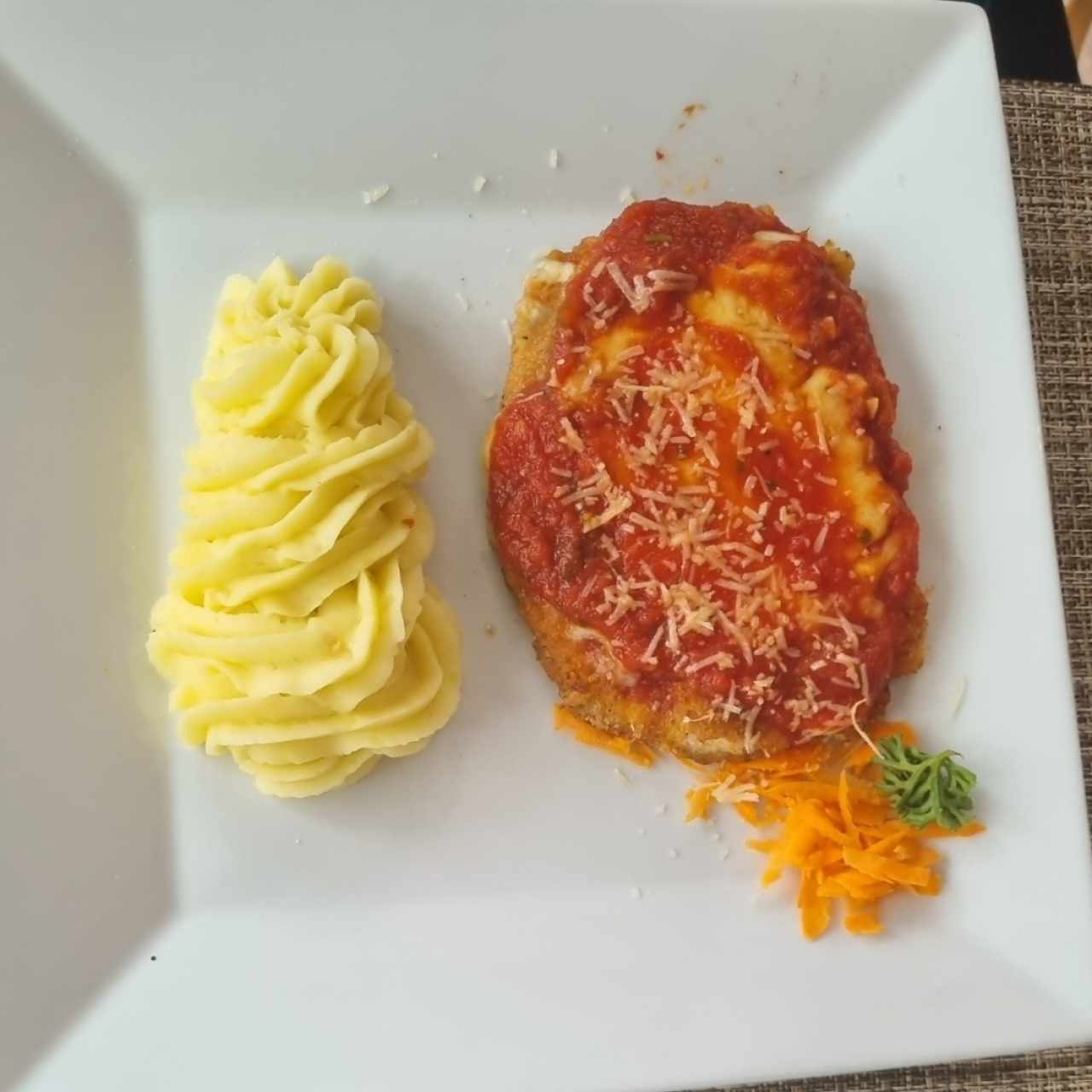 pollo parmesano y pure