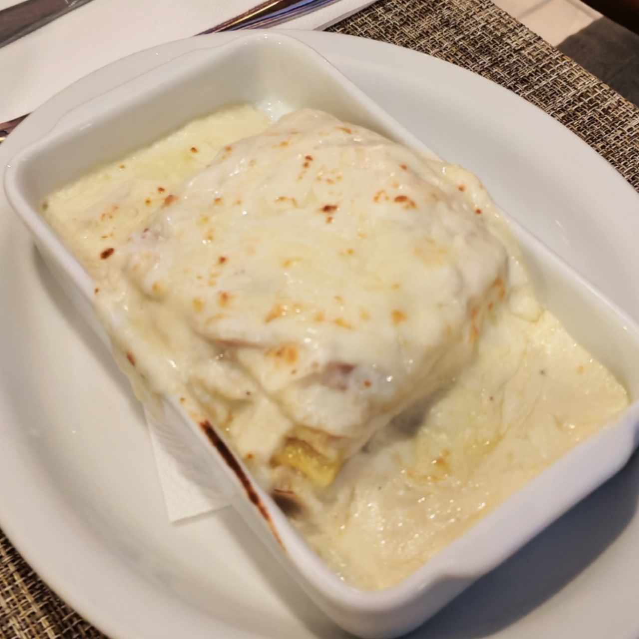 Lasagna de Pollo en Salsa Blanca Gratinada