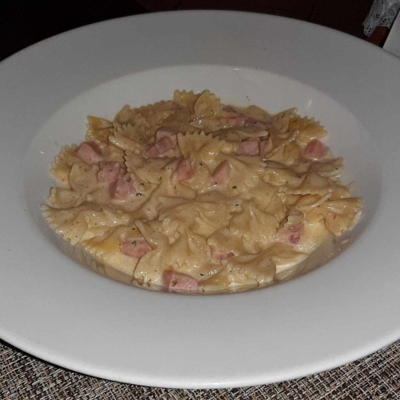 Fargale en salsa Alfredo con jamon