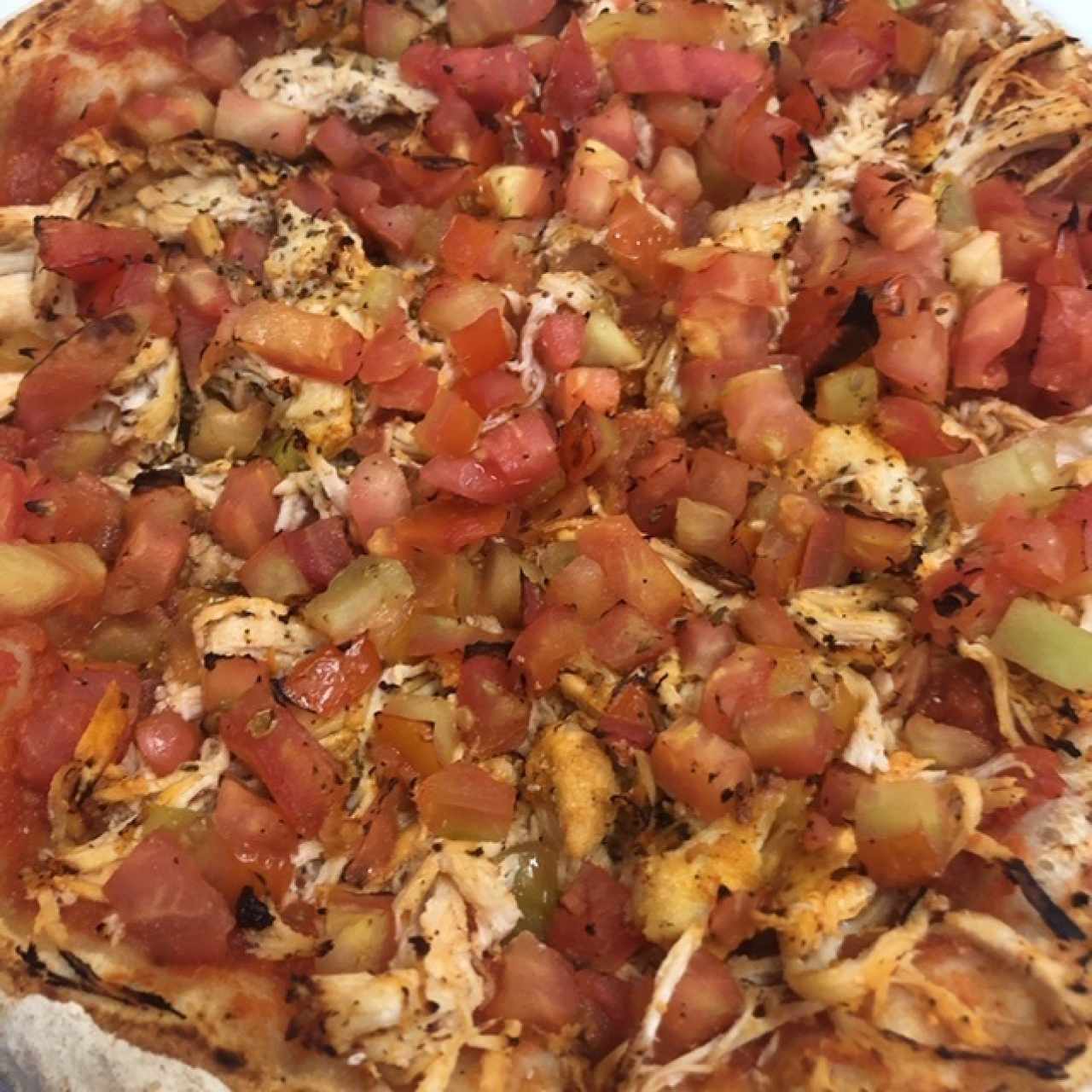 pizza de pollo con tomate