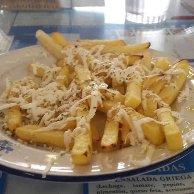 Papas con queso feta
