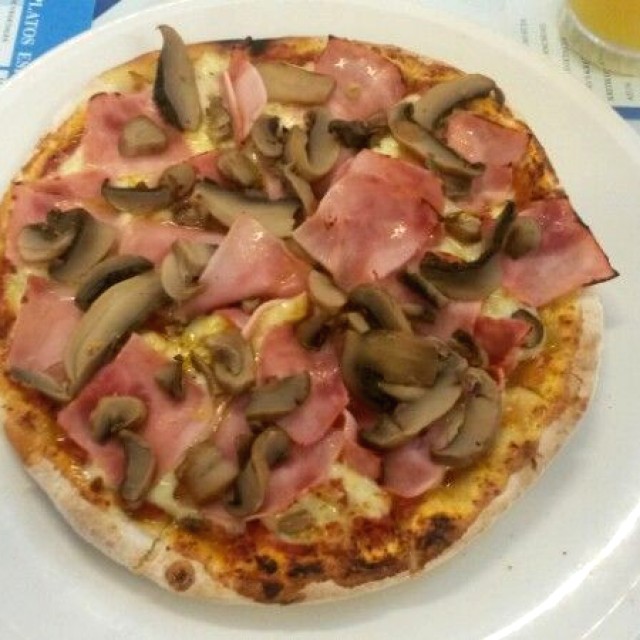 Pizza de  jamon con  hongos