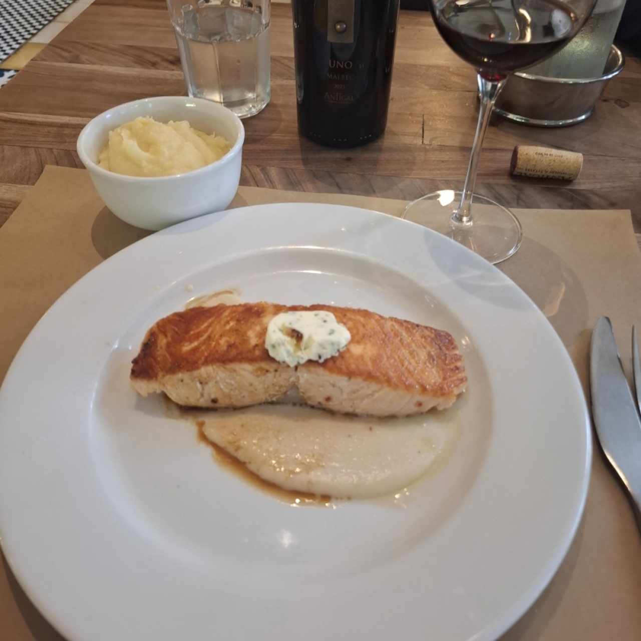Salmón Grille Beurre Maitre D'Hotel
